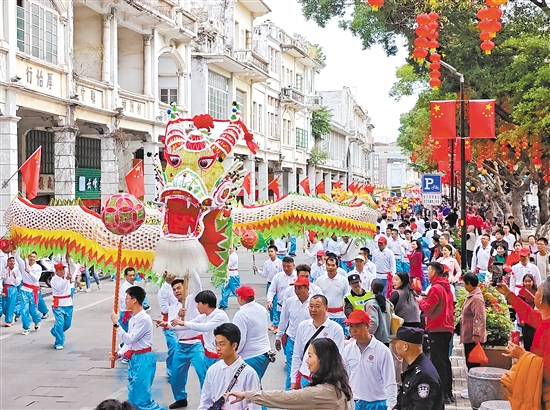 今年春節(jié)，江門大街小巷年味濃。圖為“龍騰獅舞