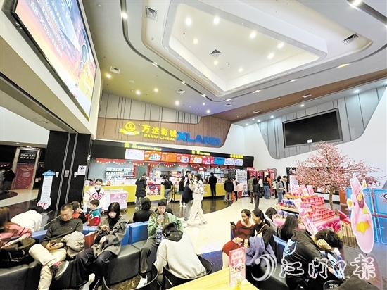 大年初二，江門萬達(dá)影城迎來許多觀影的市民。
