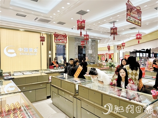 小克重黃金首飾、黃金貼片等“輕量化”產(chǎn)品受年輕消費(fèi)者青睞。