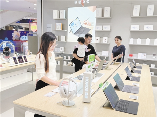不少市民到門(mén)店看新款手機(jī)。