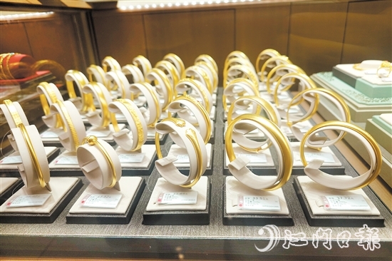 江門(mén)多家品牌金店金飾價(jià)格上漲。