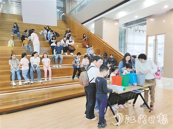 孩子與家長一起了解節(jié)能減碳的方法。