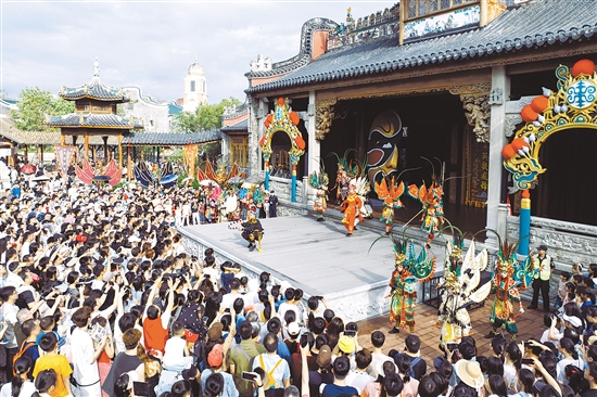 赤坎華僑古鎮(zhèn)的英歌舞表演吸引了眾多游客。景區(qū)供圖