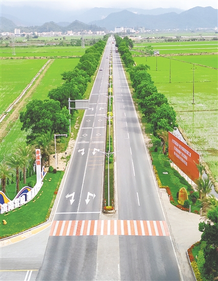 赤溪鎮(zhèn)在沖金路口以“濱海客城，能源重鎮(zhèn)”為主題新增入口標(biāo)識(shí)，使赤溪的門(mén)戶形象更鮮明。