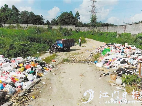 小區(qū)垃圾收集點前的道路也堆滿了垃圾。