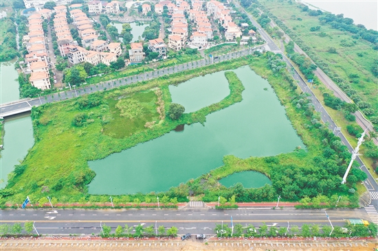 地塊周邊居住氛圍較濃厚。圖為地塊實(shí)景圖