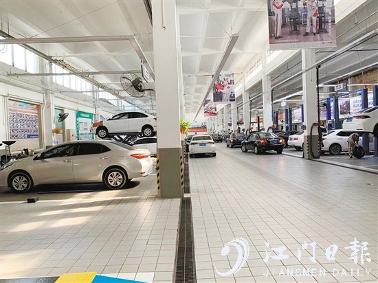 4S店的售后車間擺滿了前來保養(yǎng)、維修的車輛。