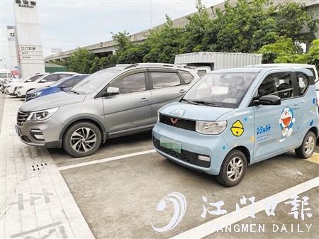 電動(dòng)微型汽車車身短小，停車非常方便。