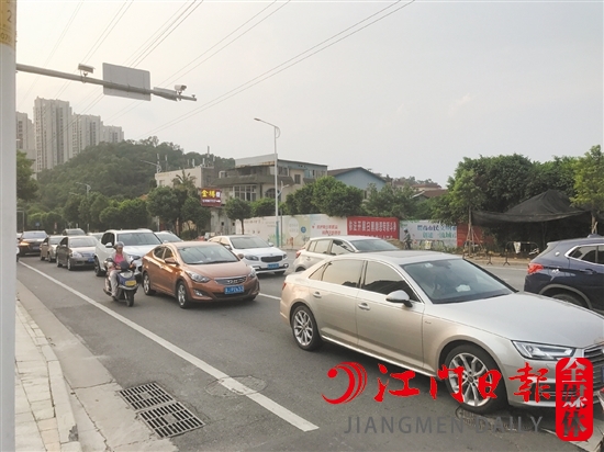 路上的汽車越來(lái)越多，開(kāi)車時(shí)不要開(kāi)“斗氣車”，盡量保持情緒穩(wěn)定。