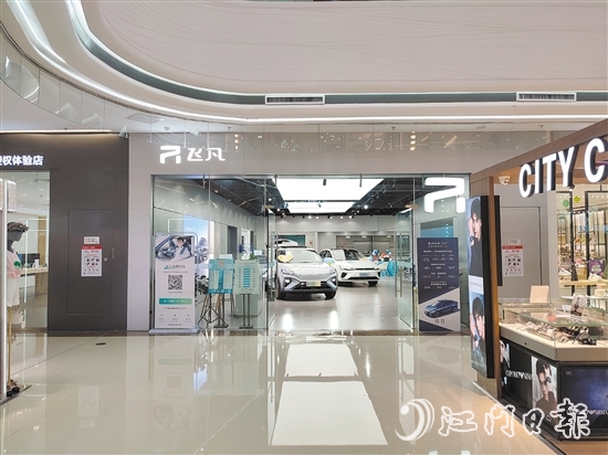 不少汽車品牌直接把店開到商場(chǎng)。