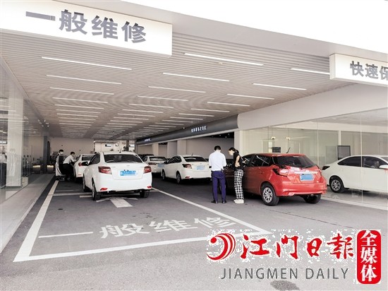 市區(qū)多家4S店出現(xiàn)車輛扎堆排隊等候檢修、保養(yǎng)的情況。