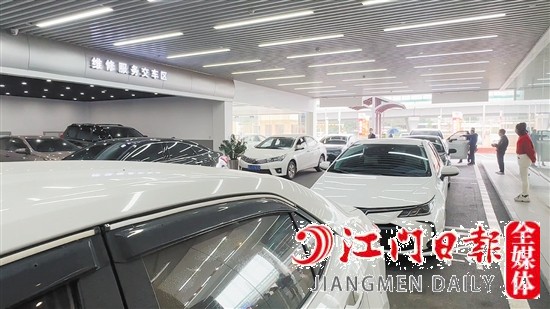 市區(qū)多家4S店車輛保養(yǎng)迎來小高峰。