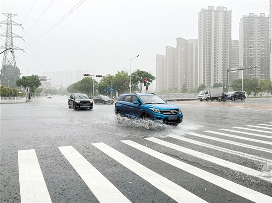 雨天行車，雨水會阻礙駕駛人的視線，要注意減速慢行。