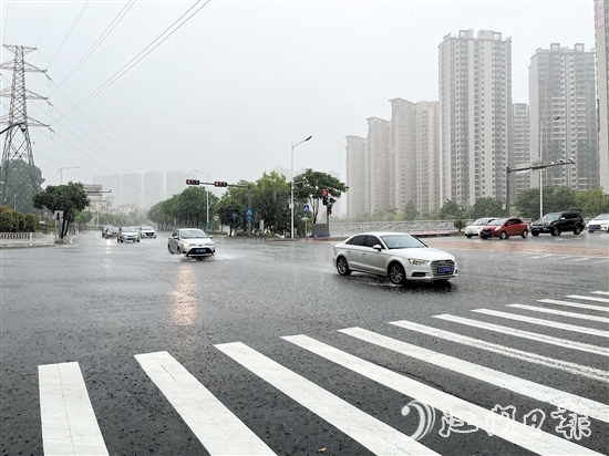 暴雨天氣給我們的出行帶來了很大的風(fēng)險(xiǎn)，要做好各種避險(xiǎn)措施。