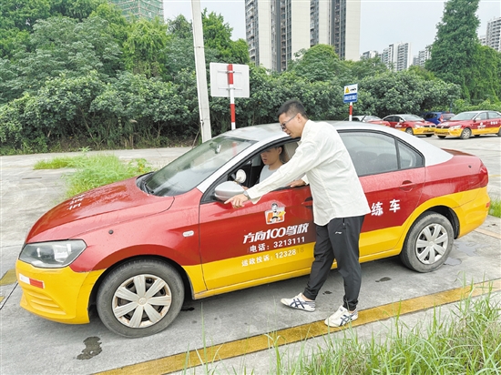 教練在教學(xué)生學(xué)車。