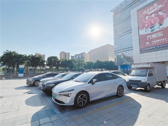 艷陽(yáng)高照，汽車(chē)在戶外備受“烤”驗(yàn)。